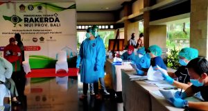 Gelar Konferensi Pers, Panitia Rakerda MUI Bali Syaratkan Semua Peserta Jalani Tes Rapid Antigen