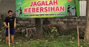 Jaga Kebersihan Area Makam, PAC Ansor Banjar-Buleleng Pasang Spanduk Himbauan