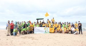 Sahabat Sukuk Peduli Lingkungan Bersihkan Pantai Kuta
