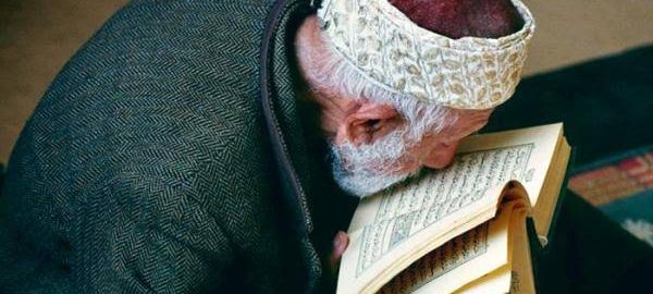 Ketika Wahabi Kebingungan Tentang Hukum Mencium Al-Qur’an