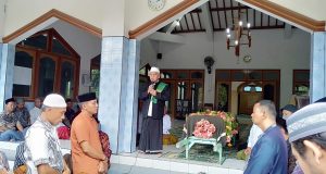KH. Chalwani Purworejo Hadiri Pemakaman Almarhum KH. Ahmad Qosim di Magelang.