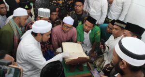 Kiai Azaim Temukan Catatan Penjelasan Keganjilan Al-Quran Kuno di Bali