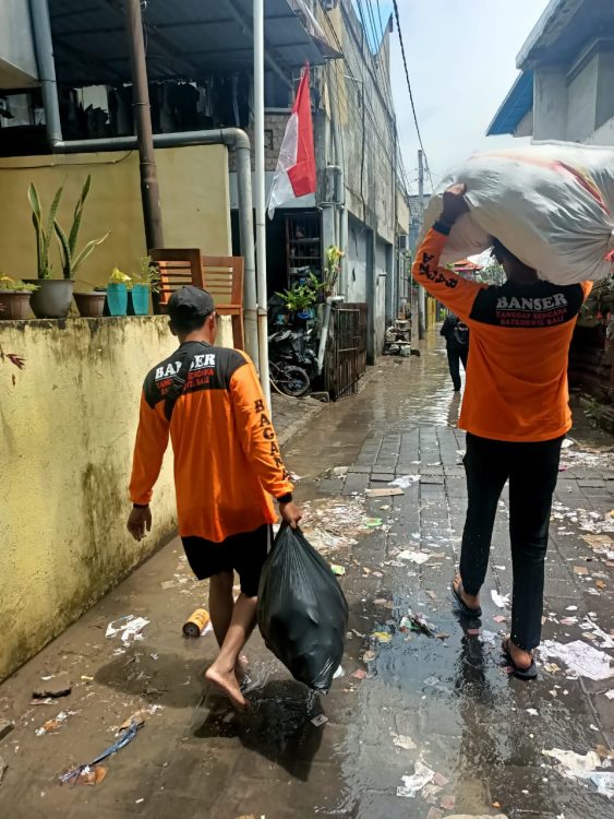 Penyaluran Logistik untuk warga yang terdampak banjir oleh BANSER Tanggap Bencana
